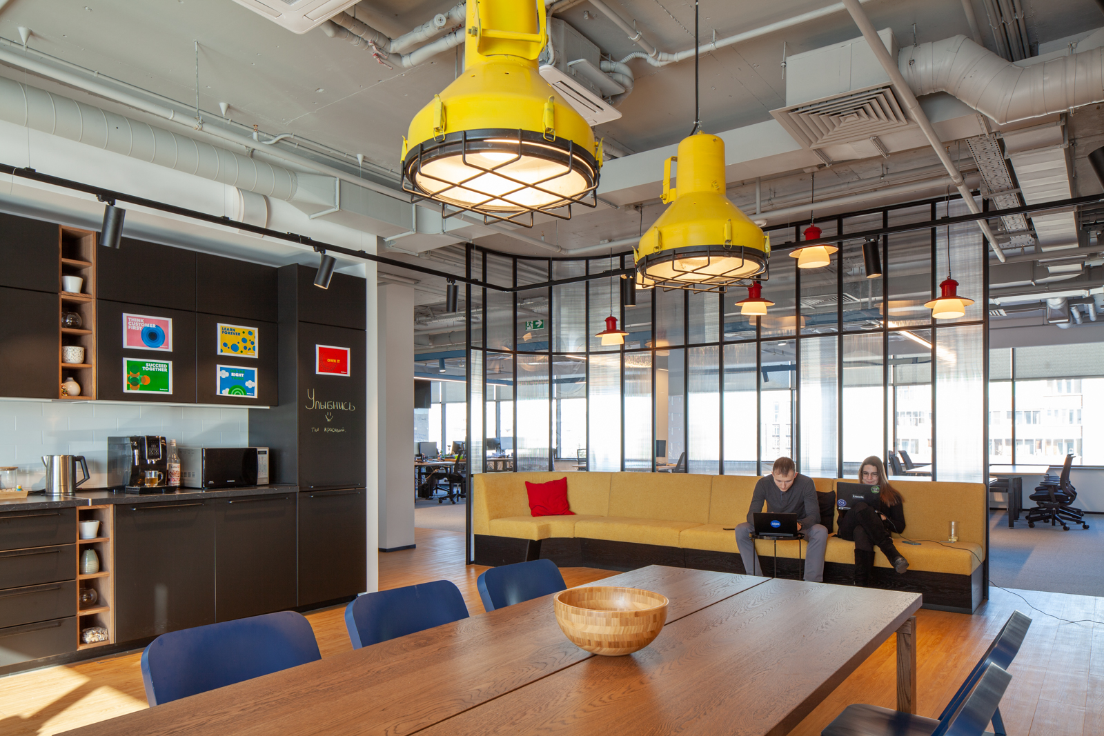 1 the booking office is. картинки для вебинара. человек на рабочем месте. офисный работник. офисы управляющих компаний.